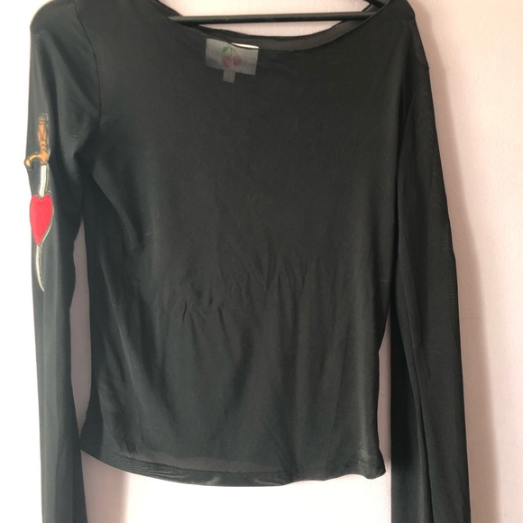 Mesh top with heart sword patches - Picture 4 of 4